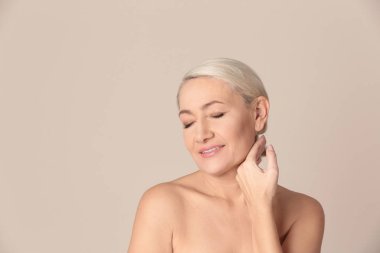 Bej arka planda güzel olgun bir kadının portresi. Metin için boşluk