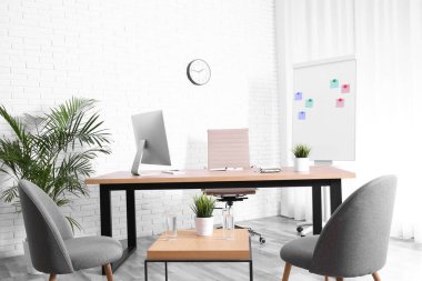 Masası, sandalyeleri ve bilgisayarı olan modern ofis.