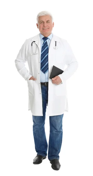 白い背景にクリップボードを持つシニア医師 — ストック写真