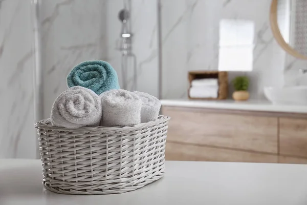 Weidenkorb Mit Sauberen Weichen Handtüchern Badezimmer Raum Für Text — Stockfoto