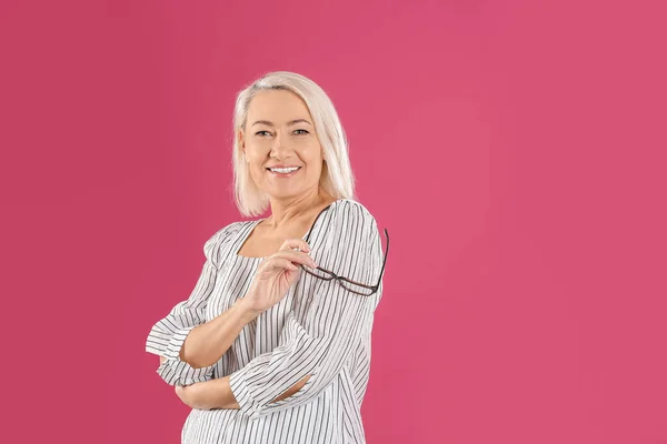 Retrato Una Hermosa Mujer Madura Con Gafas Sobre Fondo Rosa —  Fotos de Stock