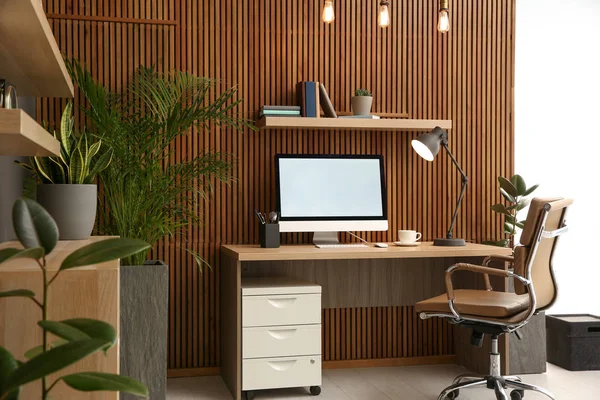 Komfortabler Arbeitsplatz Mit Computer Der Nähe Der Holzwand Stilvollen Innenraum — Stockfoto