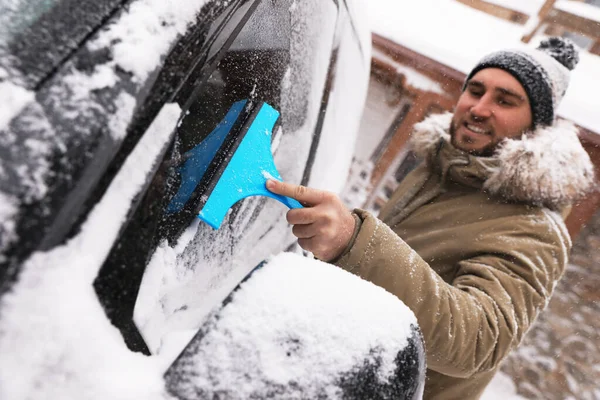 Młody Człowiek Czyści Śnieg Okien Samochodu Zewnątrz Zimowy Dzień — Zdjęcie stockowe