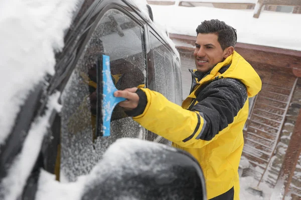 Homem Limpando Neve Janela Carro Livre Dia Inverno — Fotografia de Stock