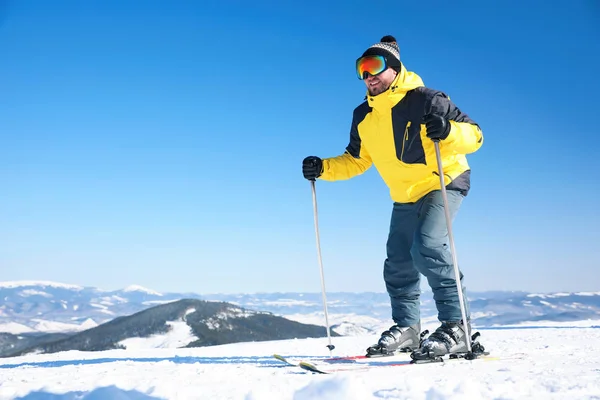 Νεαρός Που Κάνει Σκι Στο Λόφο Χώρος Για Κείμενο Χειμερινές — Φωτογραφία Αρχείου