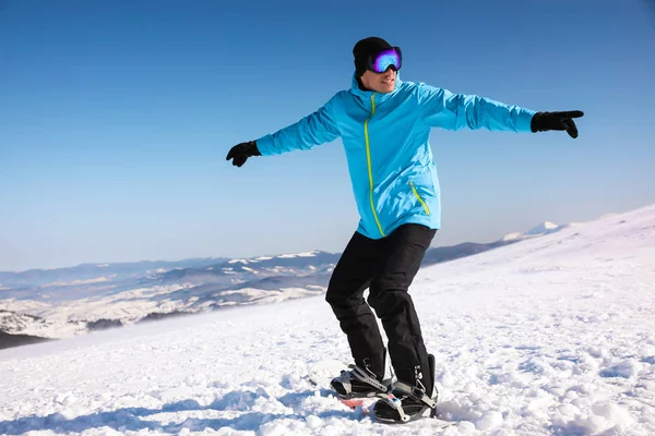 Man Åker Snowboard Snöig Kulle Vintersemester — Stockfoto