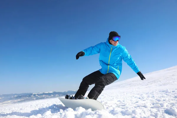 Άνθρωπος Snowboarding Στο Χιονισμένο Λόφο Χειμερινές Διακοπές — Φωτογραφία Αρχείου