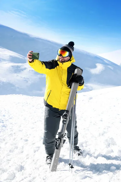 Νεαρός Σκι Βγάζει Σέλφι Στο Λόφο Χειμερινές Διακοπές — Φωτογραφία Αρχείου