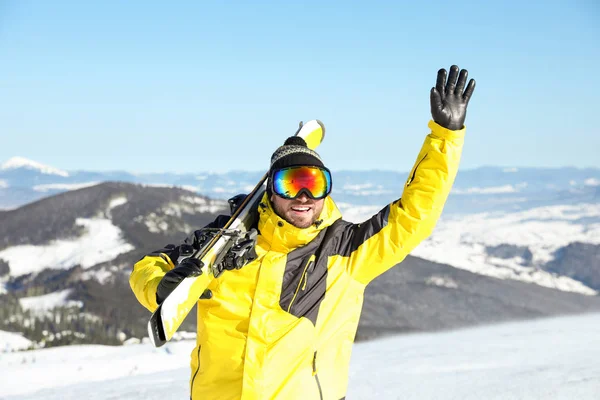 Uomo Felice Con Attrezzatura Sci Montagna Vacanze Invernali — Foto Stock