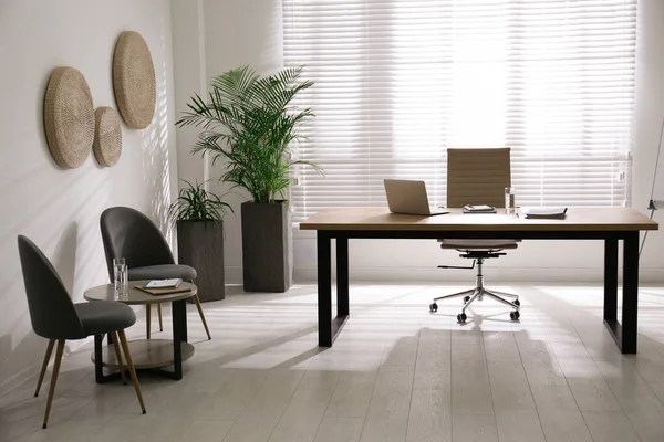 Bureau Directeur Avec Grande Table Bois Design Intérieur — Photo