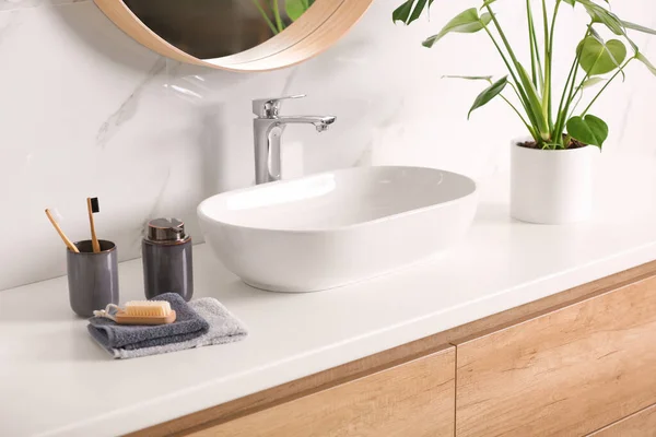 Stilvolles Gefäßwaschbecken Auf Heller Arbeitsplatte Modernen Badezimmer — Stockfoto