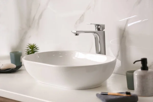 Elegante Fregadero Encimera Luz Baño Moderno —  Fotos de Stock