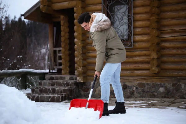 Uomo Pulizia Neve Con Pala All Aperto Nella Giornata Invernale — Foto Stock