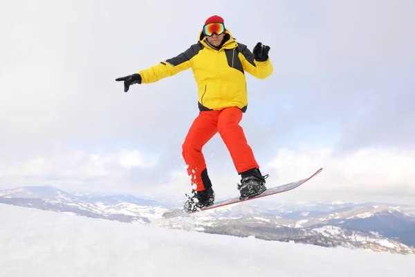 Muž Snowboardista Zasněženém Kopci Zimní Dovolená — Stock fotografie