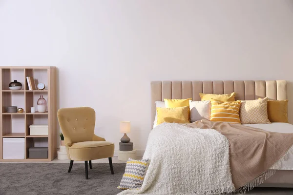 快適なベッドと現代的な部屋のスタイリッシュなインテリア — ストック写真