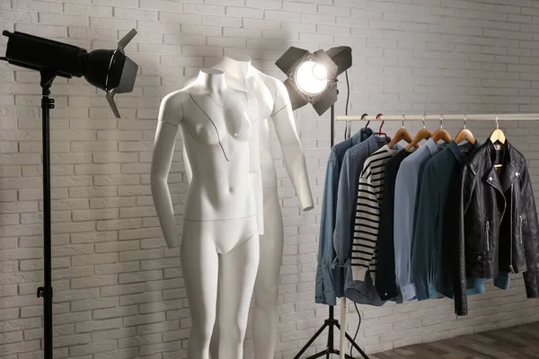 Призрачные Манекены Одежда Профессиональное Осветительное Оборудование Современной Студии Модная Фотография — стоковое фото