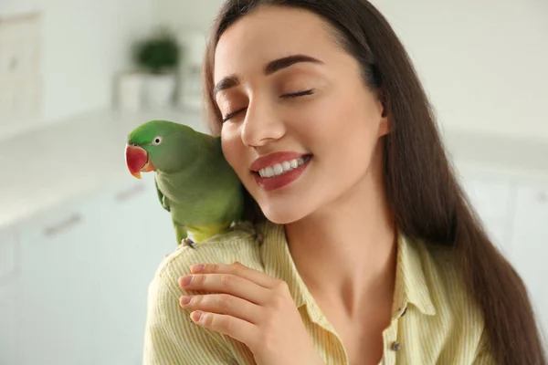 Junge Frau Mit Alexandrine Sittich Drinnen Nettes Haustier — Stockfoto