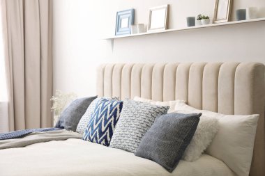 Odasında yastıklar olan rahat bir yatak. Şık iç tasarım