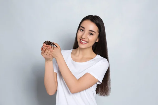 Mujer Sosteniendo Tarántula Rodilla Rayada Sobre Fondo Claro Mascota Exótica — Foto de Stock