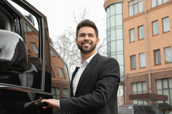 Bello Giovane Uomo Apertura Porta Auto Moderne All Aperto — Foto Stock