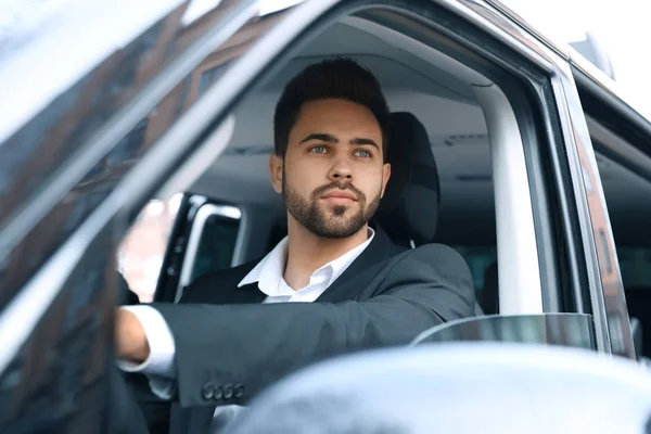 Bonito Jovem Dirigindo Seu Carro Moderno — Fotografia de Stock