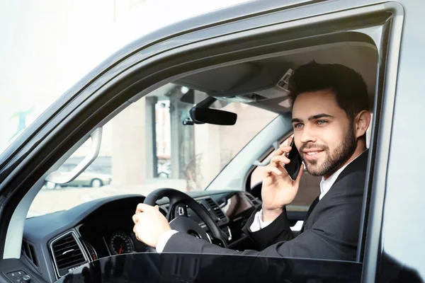 Snygg Ung Man Pratar Smartphone När Kör Hans Bil — Stockfoto