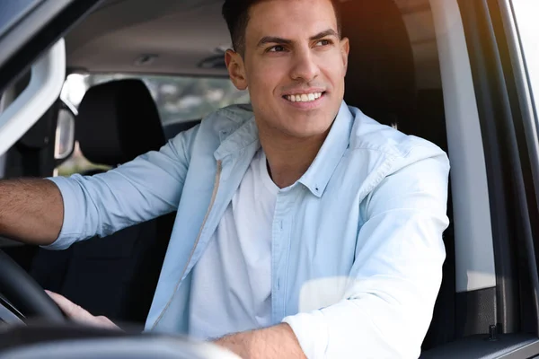 Hombre Guapo Conduciendo Coche Moderno Primer Plano —  Fotos de Stock