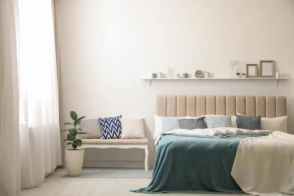 Comfortabel Bed Met Kussens Kamer Stijlvol Interieur — Stockfoto