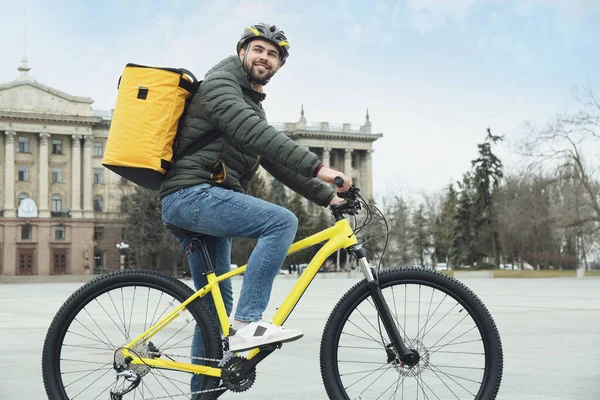 Correio Com Saco Térmico Andando Bicicleta Livre Serviço Entrega Alimentos — Fotografia de Stock