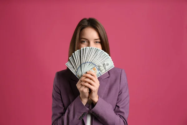 Giovane Donna Con Denaro Contante Sfondo Rosa — Foto Stock