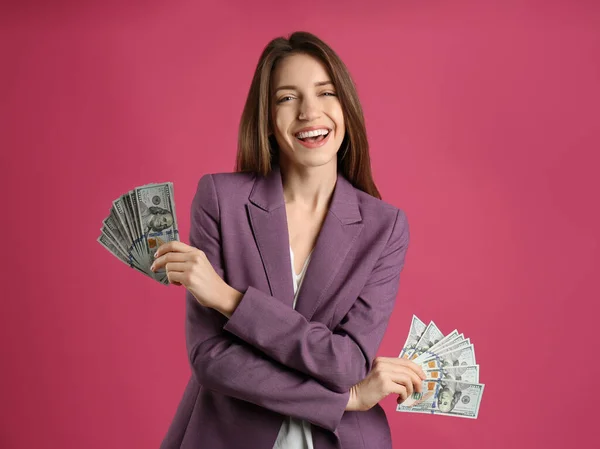 Jovem Feliz Com Dinheiro Dinheiro Fundo Rosa — Fotografia de Stock
