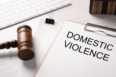 Panoda DOMESTIC VİYAZİK ve beyaz ahşap masa üzerinde tokmak, yakın çekim