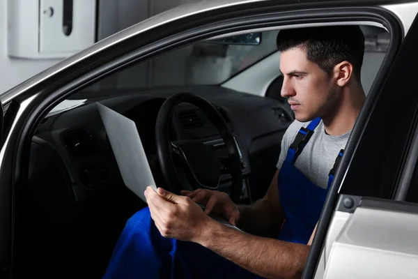 Meccanico Con Computer Portatile Che Diagnostica Dell Automobile Negozio Riparazione — Foto Stock