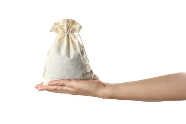 Beyaz arka planda pamuk eko çanta taşıyan kadın, yakın plan.