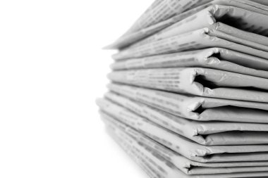 Beyaz arka planda bir yığın gazete, yakın plan. Gazeteci işi.