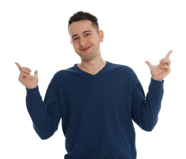 Beyaz arka planda mutlu genç bir adamın portresi