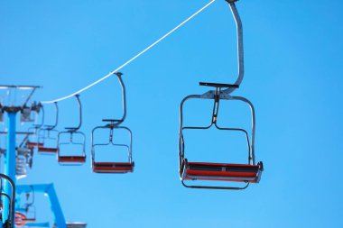 Dağ kayak merkezindeki boş teleferik. Kış tatili
