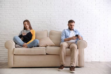 Evde birbirini görmezden gelen akıllı telefonlara bağımlı bir çift. İlişki sorunları