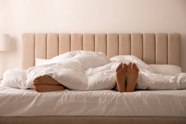 Kadın ve erkek evlerinde yatıyorlar. İlişki sorunları