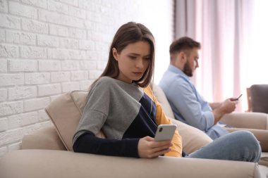 Evde birbirini görmezden gelen akıllı telefonlara bağımlı bir çift. İlişki sorunları