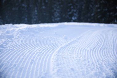 Kış günü karla kaplı boş bir yol.