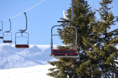 Dağ kayak merkezindeki boş teleferik. Kış tatili