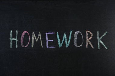 Tahtaya tebeşirle yazılmış kelime ödevi