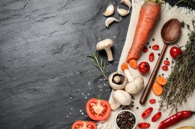 Düz kompozisyon ve siyah masa üzerinde taze ürünler, metin için boşluk. Sağlıklı yemek.