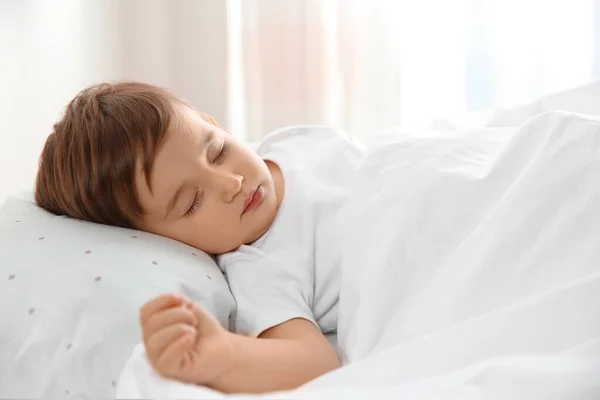 Piccolo Bambino Carino Che Dorme Tranquillamente Casa Ora Andare Letto — Foto Stock