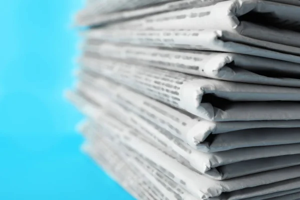 Pilha Jornais Fundo Azul Claro Close Trabalho Jornalista — Fotografia de Stock