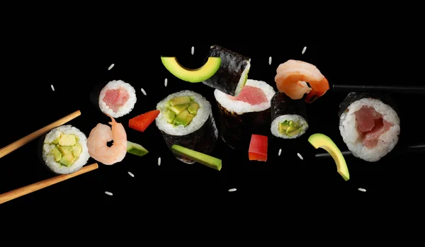 Läckra Sushi Rullar Och Ingredienser Svart Bakgrund — Stockfoto