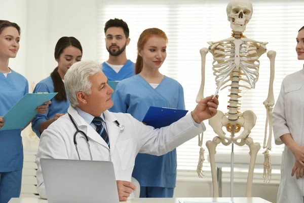 Professioneel Orthopeed Die Medische Studenten Onderwijs Geeft Een Kliniek — Stockfoto