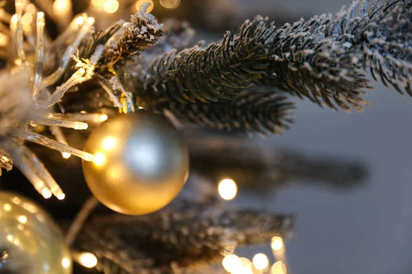 Vista Primer Plano Del Hermoso Árbol Navidad Decorado Sobre Fondo —  Fotos de Stock