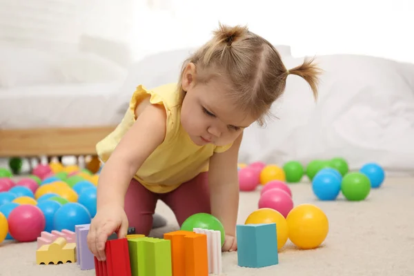 Schattig Klein Kind Spelen Met Speelgoed Vloer Thuis — Stockfoto